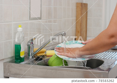 Washing dishes 78583262