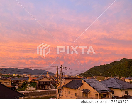 夕陽將城市染紅 78583773