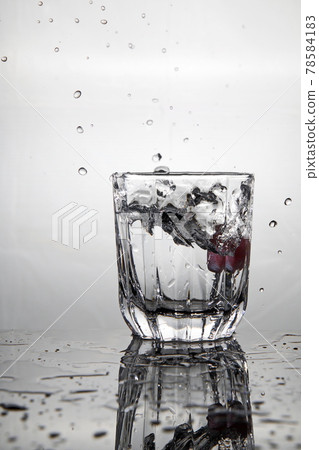 The shape of water that gives a refreshing feeling in summer 78584183