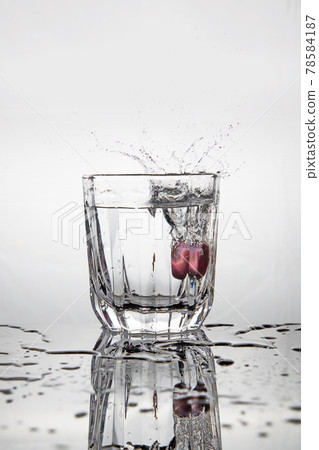 The shape of water that gives a refreshing feeling in summer The shape of water that gives a refreshing feeling in summer 78584187