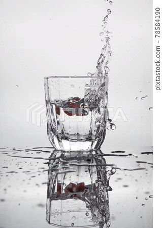 The shape of water that gives a refreshing feeling in summer 78584190