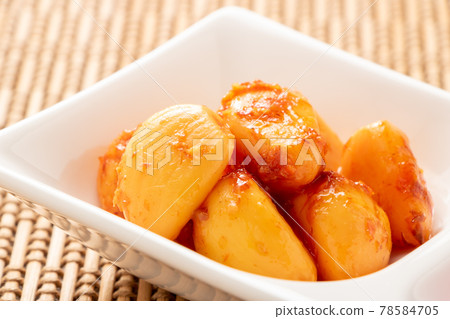 大蒜泡菜(味噌和味噌)。 大蒜泡菜(味噌和味噌)。 78584705