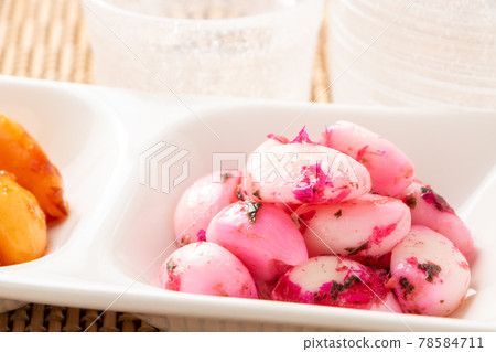 Pickled garlic. Pickled garlic. 78584711