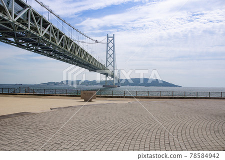 從下面仰望明石海峽大橋 從下面仰望明石海峽大橋 78584942