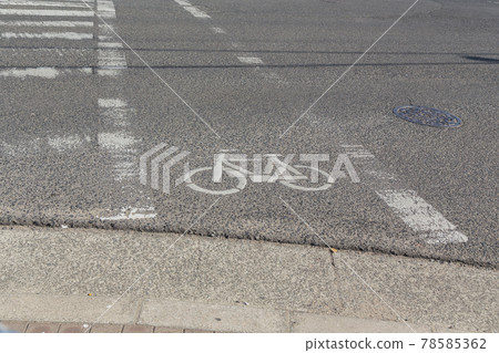 Bicycle pedestrian crossing 78585362
