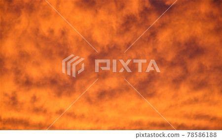 黃昏的天空染上了橙色 黃昏的天空染上了橙色 78586188