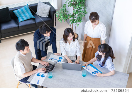 Young business person working in the office Young business person working in the office 78586864