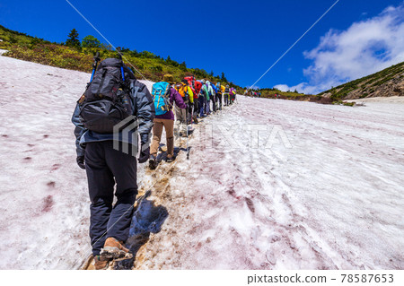 踏上餘下的積雪，前往伊西峽山的登山者 78587653