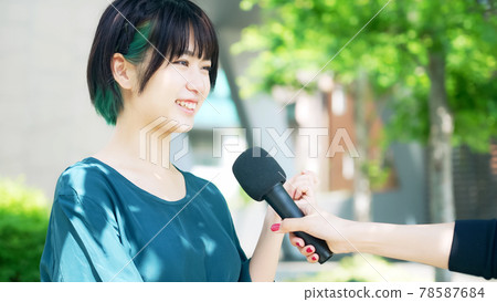 一位女士接受采訪 78587684