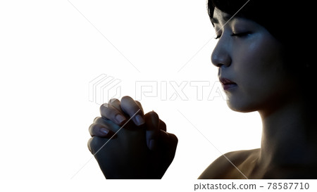 祈禱的女人剪影 78587710