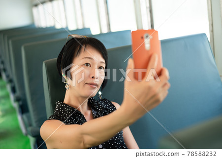 woman take a selfie 78588232