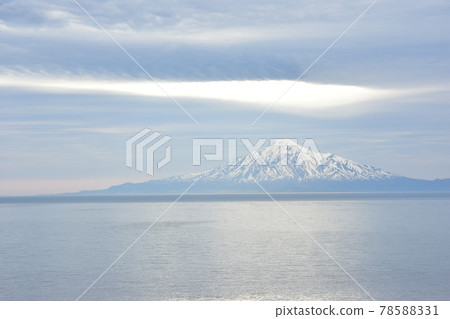北海道 多雲的天空和大海之間的利尻山照片素材5月[拍攝地點：北海道稚內市] 78588331