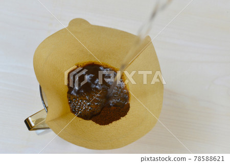 通過倒入咖啡過濾器提取 78588621