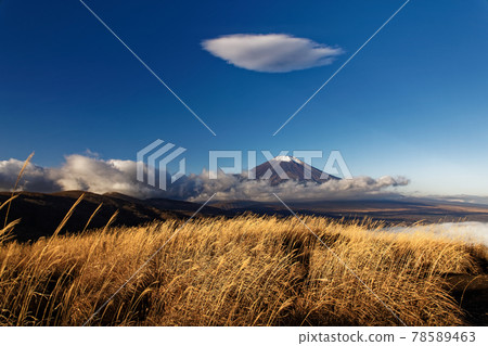 Mt. Fuji and hanging clouds seen from Lake Yamanaka and Myojinyama 78589463