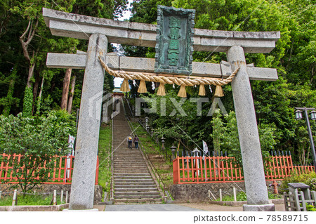 Shiogama Shrine's Omotesando stairs and torii 78589715
