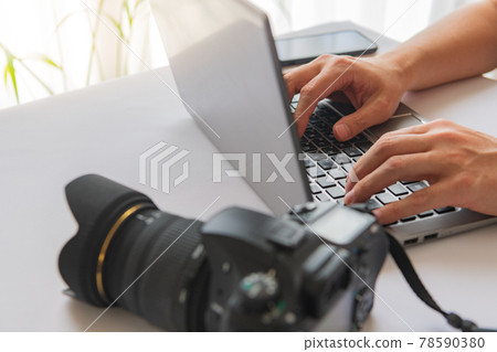 筆記本電腦操作攝影師圖片素材 筆記本電腦操作攝影師圖片素材 78590380