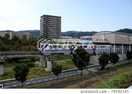 2000系列“大阪大學”的12個編隊包裝以紀念大阪單軌電車齋藤線齋藤西站出發的成立 78592145