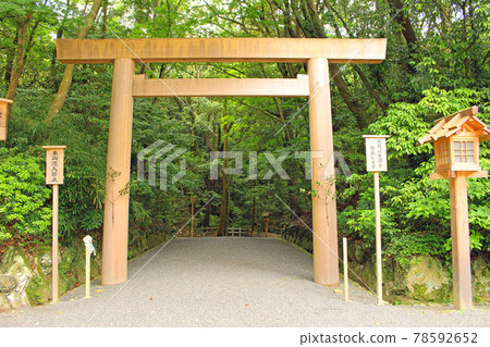 伊勢神宮內殿附樓八姬宮入口處的鳥居 伊勢神宮內殿附樓八姬宮入口處的鳥居 78592652