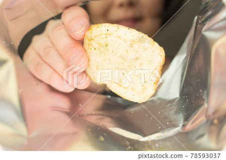 在袋子裡吃薯片的女人 78593037