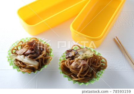 Yakisoba, which packs prepared side dishes in a lunch box 78593159