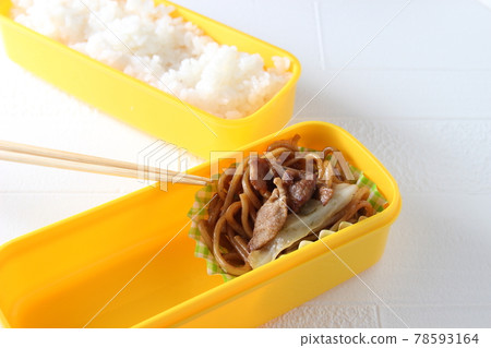 Yakisoba, which packs prepared side dishes in a lunch box Yakisoba, which packs prepared side dishes in a lunch box 78593164