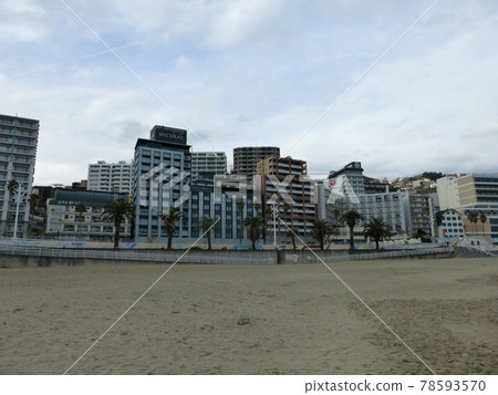 從熱海陽光海灘看到的冬季熱海街景（靜岡縣熱海市） 78593570