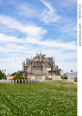 Former Muto Yamaji Residence under renovation in Kobe Maiko Park in summer 78593721