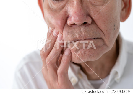 老人的臉和嘴 78593809