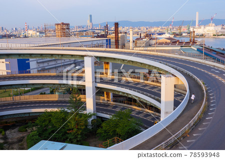 自行車和卡車在黃昏攀登新木津川大橋的環橋 78593948