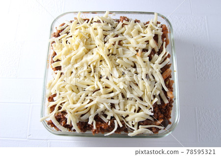 Meat gratin heat-resistant container cooking process with plenty of cheese 78595321