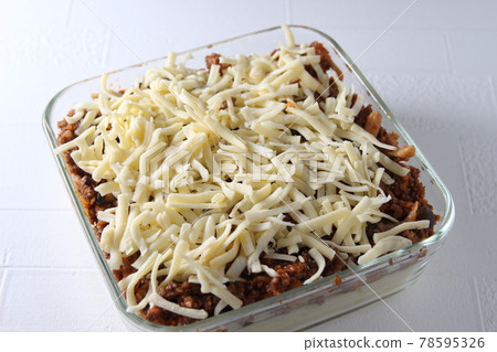 Meat gratin heat-resistant container cooking process with plenty of cheese 78595326