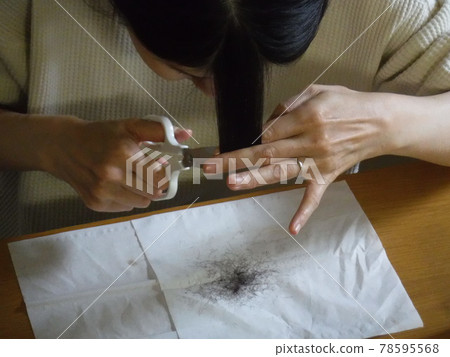 A person who cuts his bangs by himself ~ Cutting myself bangs A person who cuts his bangs by himself ~ Cutting myself bangs 78595568