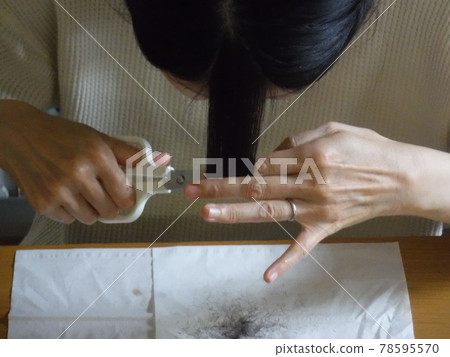A person who cuts his bangs by himself ~ Cutting myself bangs 78595570
