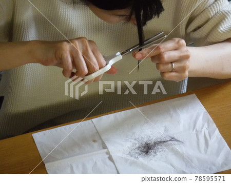 A person who cuts his bangs by himself ~ Cutting myself bangs A person who cuts his bangs by himself ~ Cutting myself bangs 78595571