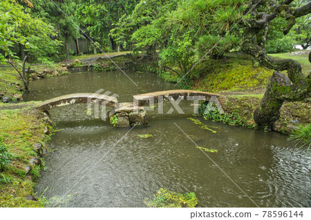 A small drum bridge over the pond of Shurakuen and the scenery inside the park Tsuyama City, Okayama Prefecture A small drum bridge over the pond of Shurakuen and the scenery inside the park Tsuyama City, Okayama Prefecture 78596144