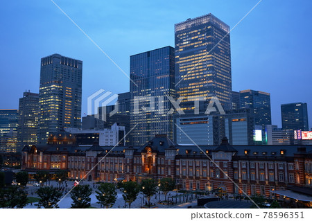 東京站和日落後的建築物 78596351