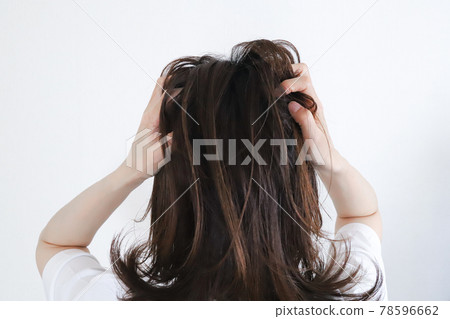 一個女人撫摸她的頭髮 78596662
