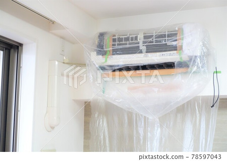Air conditioner cleaning Air conditioner during cleaning 78597043