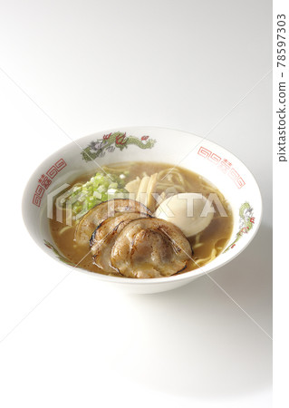 拍攝熱豬骨醬油拉麵配烤叉燒、味覺丸、門馬和白色背景中的萬能蔥 78597303