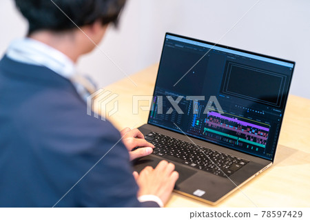 視頻/視頻創作者男性筆記本電腦視頻製作 78597429