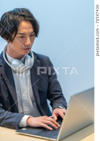 視頻/視頻創作者男性筆記本電腦視頻製作 視頻/視頻創作者男性筆記本電腦視頻製作 78597430