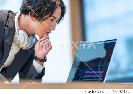 視頻/視頻創作者男性筆記本電腦視頻製作 視頻/視頻創作者男性筆記本電腦視頻製作 78597432