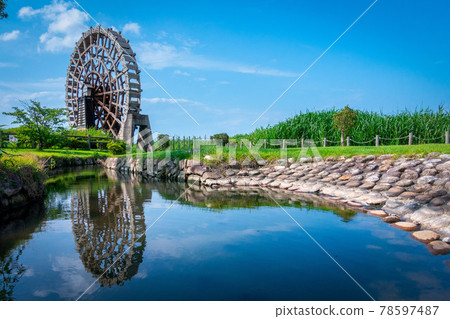 滋賀縣東見市的能登河水車風景秀麗 滋賀縣東見市的能登河水車風景秀麗 78597487