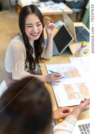 兩個女人一邊看房子的平面圖一邊開會的商業場景 78597639