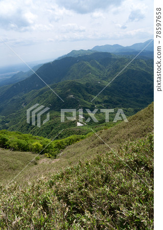 從龍岳俯瞰滋賀縣和三重縣的縣界山脊線 從龍岳俯瞰滋賀縣和三重縣的縣界山脊線 78597658