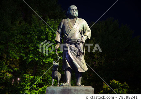 晚上的上野恩施公園西鄉隆盛雕像 78598241