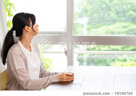 一位穿著夏季開衫的女士喝了咖啡後休息 78598784