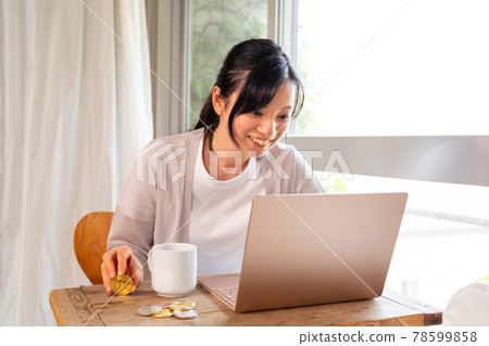 享受加密貨幣和日間交易的女性 享受加密貨幣和日間交易的女性 78599858