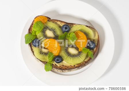 Delicious ♪ Fruit toast with pistachio paste 78600386