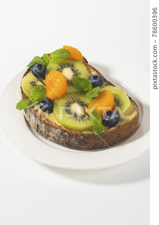 Delicious ♪ Fruit toast with pistachio paste 78600396